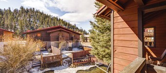 < Half-mi to Red River Ski Area: Townhome w/ Patio