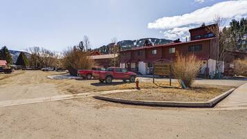 A building with a sign that reads "TELEMARK GOWNHOUSE."