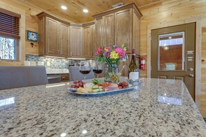 House (3 Bedrooms) | Interior - Majestic Mountain Views: Sevierville Escape! (Sevierville)