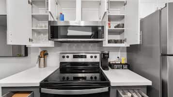 Een koelkast, een magnetron, een oven, een kookplaat