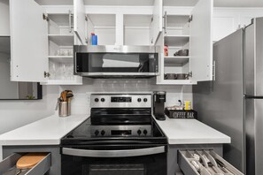 Jääkaappi, mikroaaltouuni, uuni, liesi