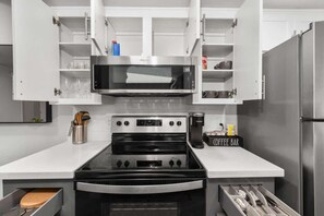 Refrigerador, microondas, horno y parrilla de estufa 