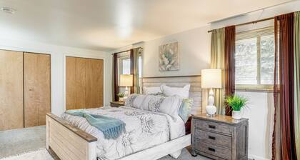 7 Mi to Dtwn Denver: Home w/ Large Yard!
