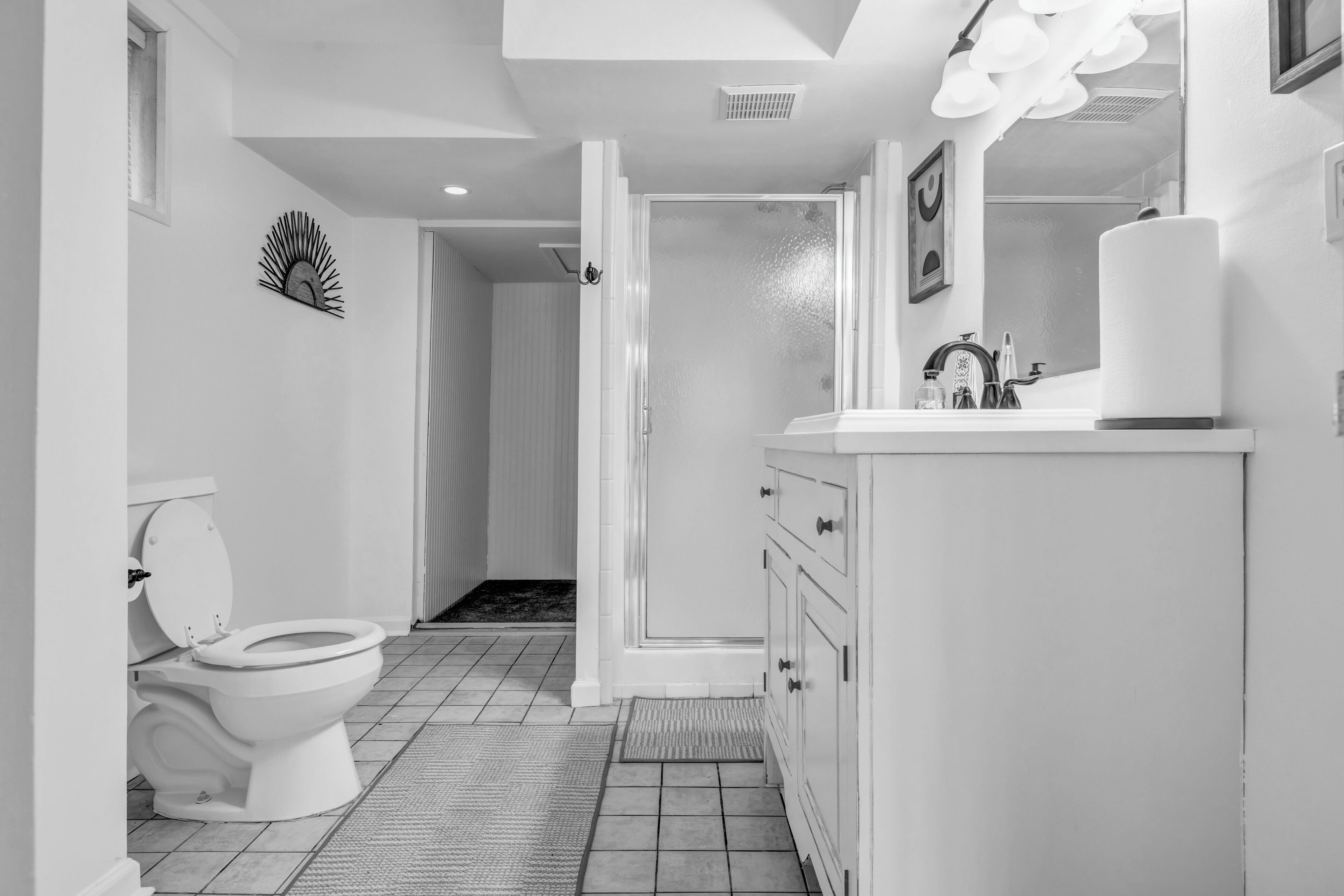Un bagno moderno con servizi igienici, lavandino e zona doccia.