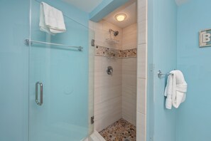 Douche, serviettes fournies