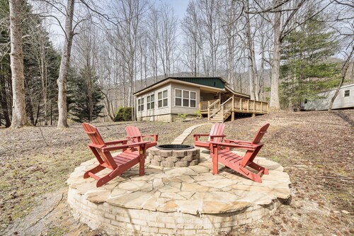 7 Mi to Lake Chatuge: Creekside Cabin w/ Decks!