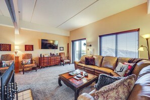 Interior - Slope Views & Ski In/out: Sugar Mtn Condo W/pool (Banner Elk)