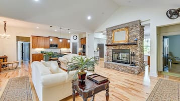 House (4 Bedrooms) | Interior