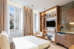 3 makuuhuonetta, työpöytä, silitysrauta/-lauta, vauvan matkasänky