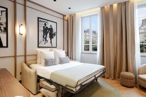 3 chambres, bureau, fer et planche Ă  repasser, lit parapluie