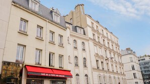 A multi-story building with a cafe named "Cafe de la Porte des Sablons" on the ground floor. - Merveil - Signature Suite - Champs Elysees - Dulud I (Neuilly-sur-Seine)
