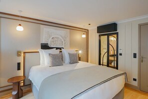 3 slaapkamers, een bureau, een strijkplank/strijkijzer, reisbedje