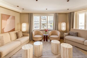 Smart TV - Merveil - Signature Suite - Eiffel Tower terrace (Paris)