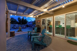 Outdoor dining - Splash & Sip House – Poolside Palm Springs Getaway (Palm Springs)