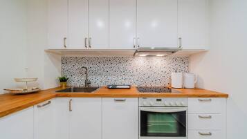 Apartemen Keluarga, 1 kamar tidur (Peaceful Nest In City Center) | Dapur pribadi | Lemari es, oven, kompor, dan mesin pencuci piring