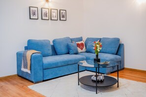 Familienapartment, Mehrere Schlafzimmer (Peaceful Nest In City Center) | Wohnbereich | 21-Zoll-Smart-TV mit Digitalempfang