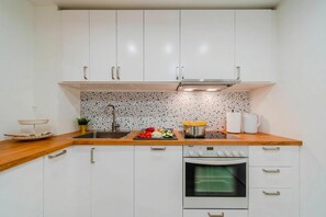 Family Apartment, Multiple Bedrooms (Peaceful Nest In City Center) | Private kitchen