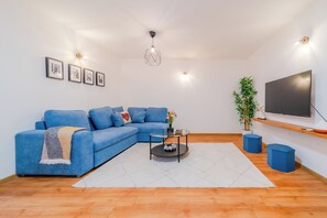 Familie appartement, meerdere slaapkamers (Peaceful Nest In City Center) | Woonruimte | Een 21-inch smart-tv met digitale zenders