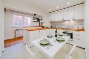 อพาร์ทเมนท์สำหรับครอบครัว, หลายห้องนอน (Peaceful Nest In City Center) | ครัวส่วนตัว | ตู้เย็น, เตาอบ, เตาประกอบอาหาร, เครื่องล้างจาน