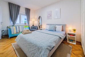 Familie appartement, meerdere slaapkamers (Peaceful Nest In City Center) | 1 slaapkamer, een bureau, een laptopwerkplek