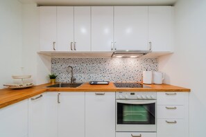 Family Apartment, Multiple Bedrooms (Peaceful Nest In City Center) | Private kitchen