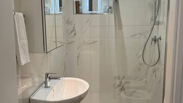 Shower, free toiletries, hair dryer, bidet