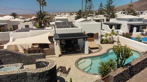 Et resort med swimmingpool, udendørs siddepladser og jacuzzi.