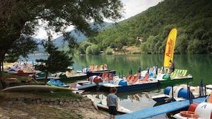A lakeside dock with boats and a PowerBar flag. - Casa Armonia Sulmona Apartment (Sulmona)