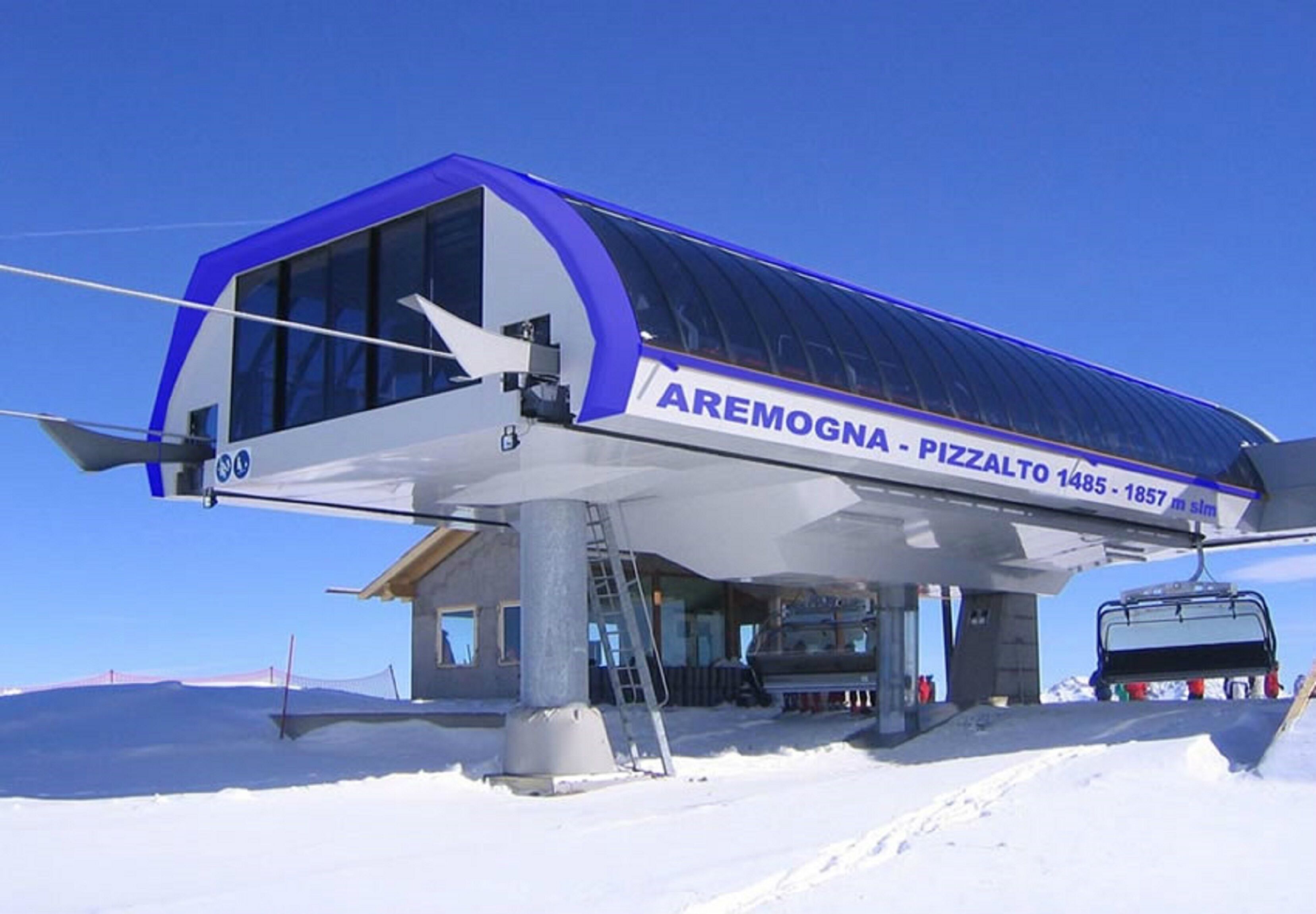 A ski lift station named Aremogna - Pizzalto with a covered waiting area and a chairlift.