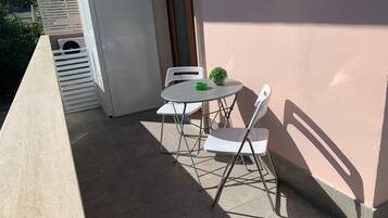 Panoramic-Studio, 1Â King-Bett, Talblick | Wohnbereich | 32-Zoll-Smart-TV mit Digitalempfang, FuĂbodenheizung