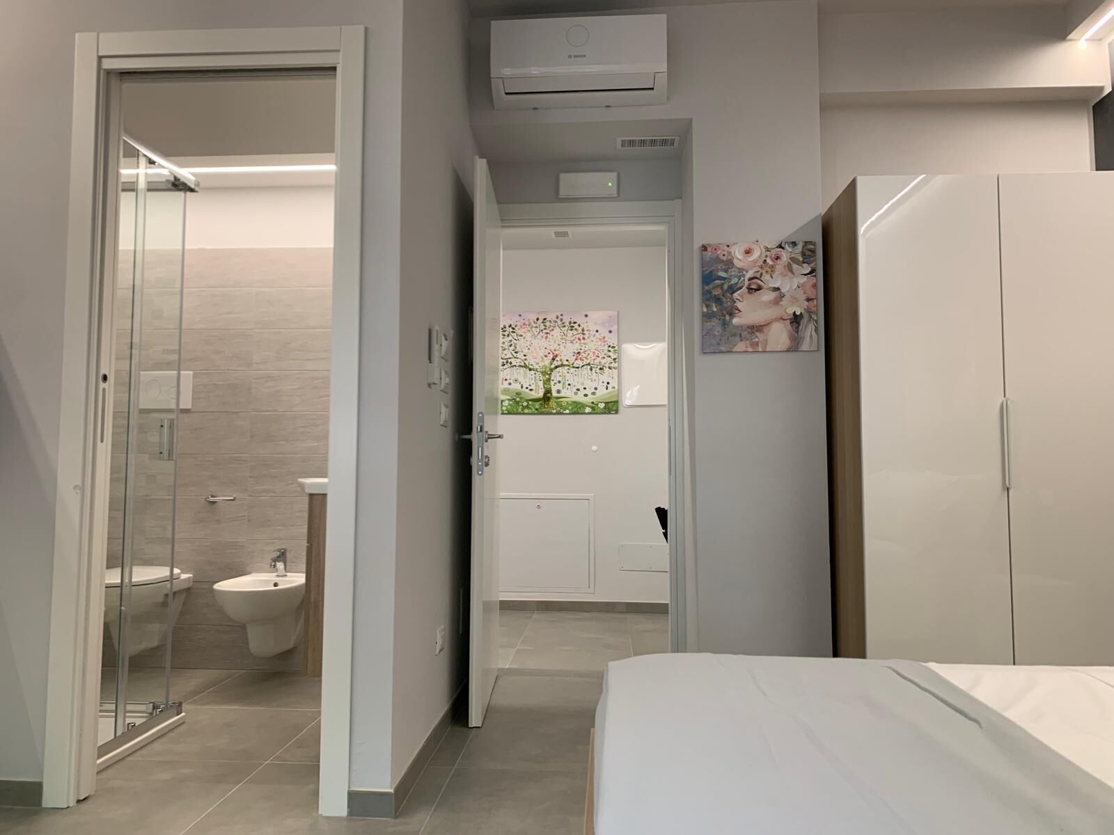 Ein modernes Badezimmer mit Duschkabine aus Glas, Toilette und Bidet.