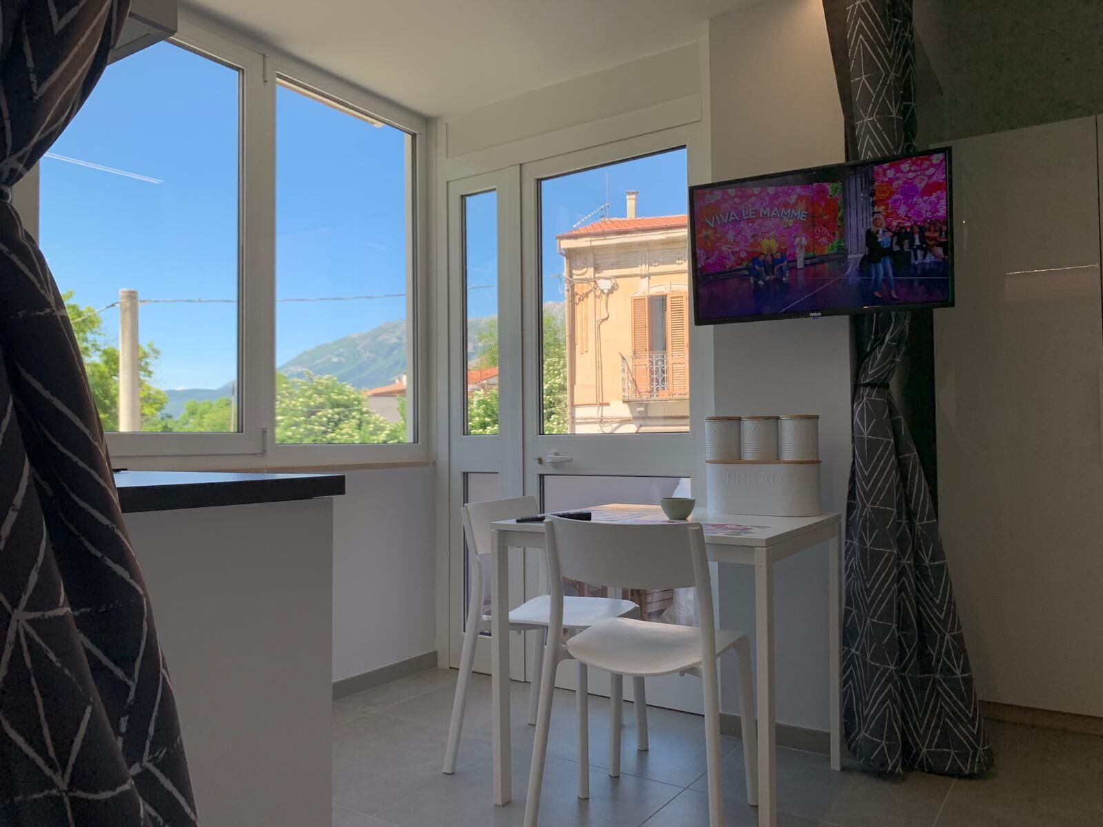 Panoramic-Studio, 1 King-Bett, Talblick | Wohnbereich | 32-Zoll-Smart-TV mit Digitalempfang, Fußbodenheizung