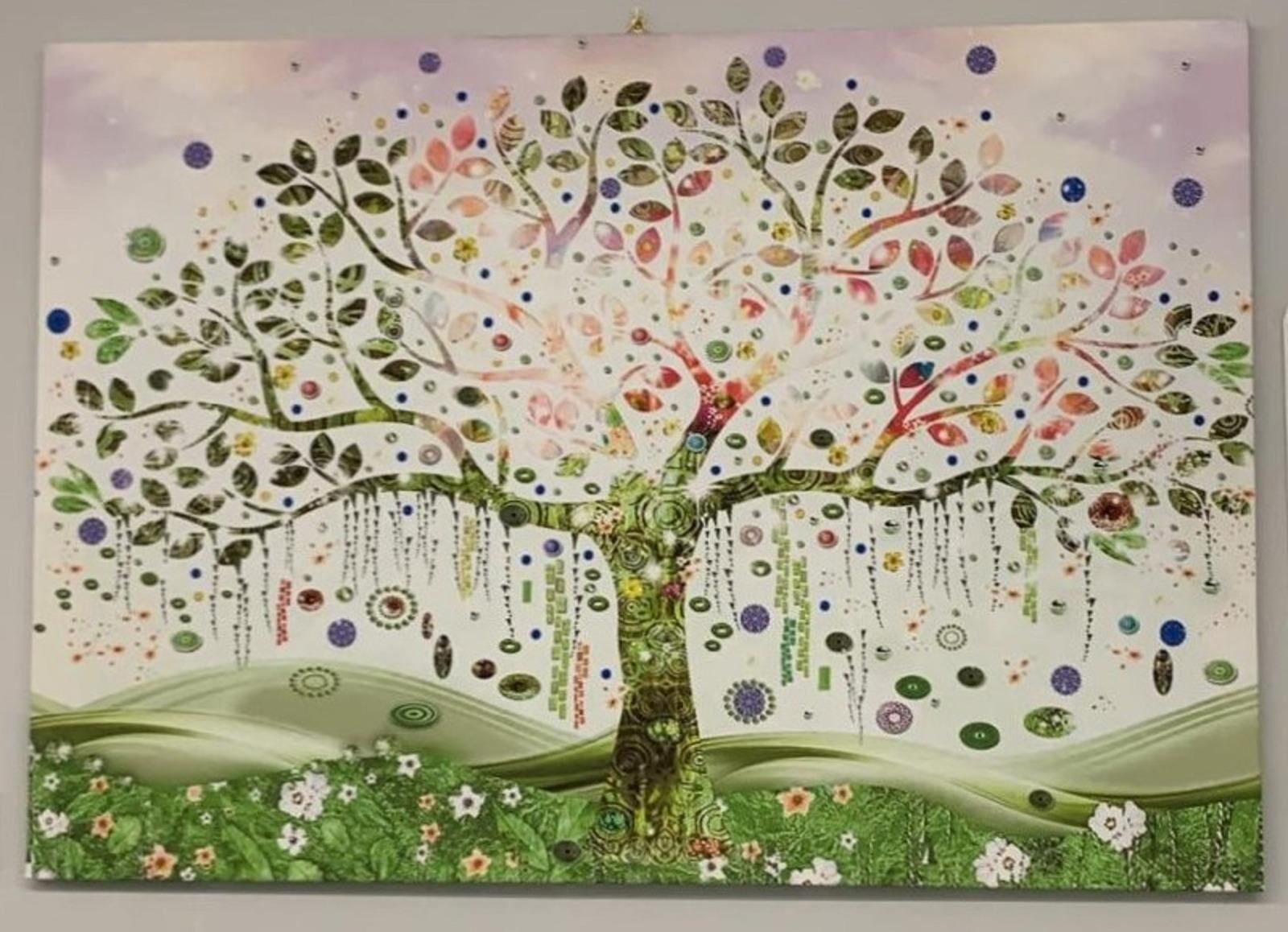 Ein Baum mit bunten Blättern und hängenden Verzierungen.