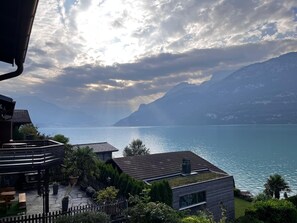 Terrace/patio - Beautiful, spacious vacation apartment with access to Lake Brienz. Pets Allowed (Oberried am Brienzersee)