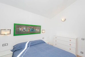 Tabla de planchar con plancha, wifi y ropa de cama 