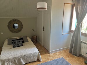 4 bedrooms, iron/ironing board, WiFi