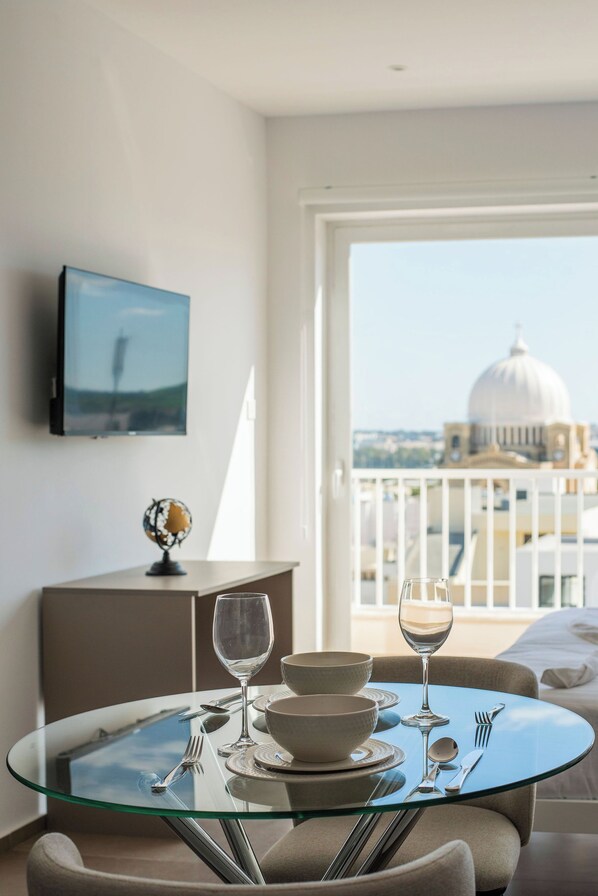 Escritorio, espacio para trabajar con laptop y cortinas blackout 