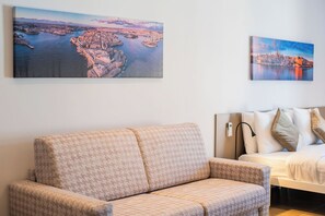 Bàn, khu vực làm việc phù hợp cho laptop, màn/rèm cản sáng 