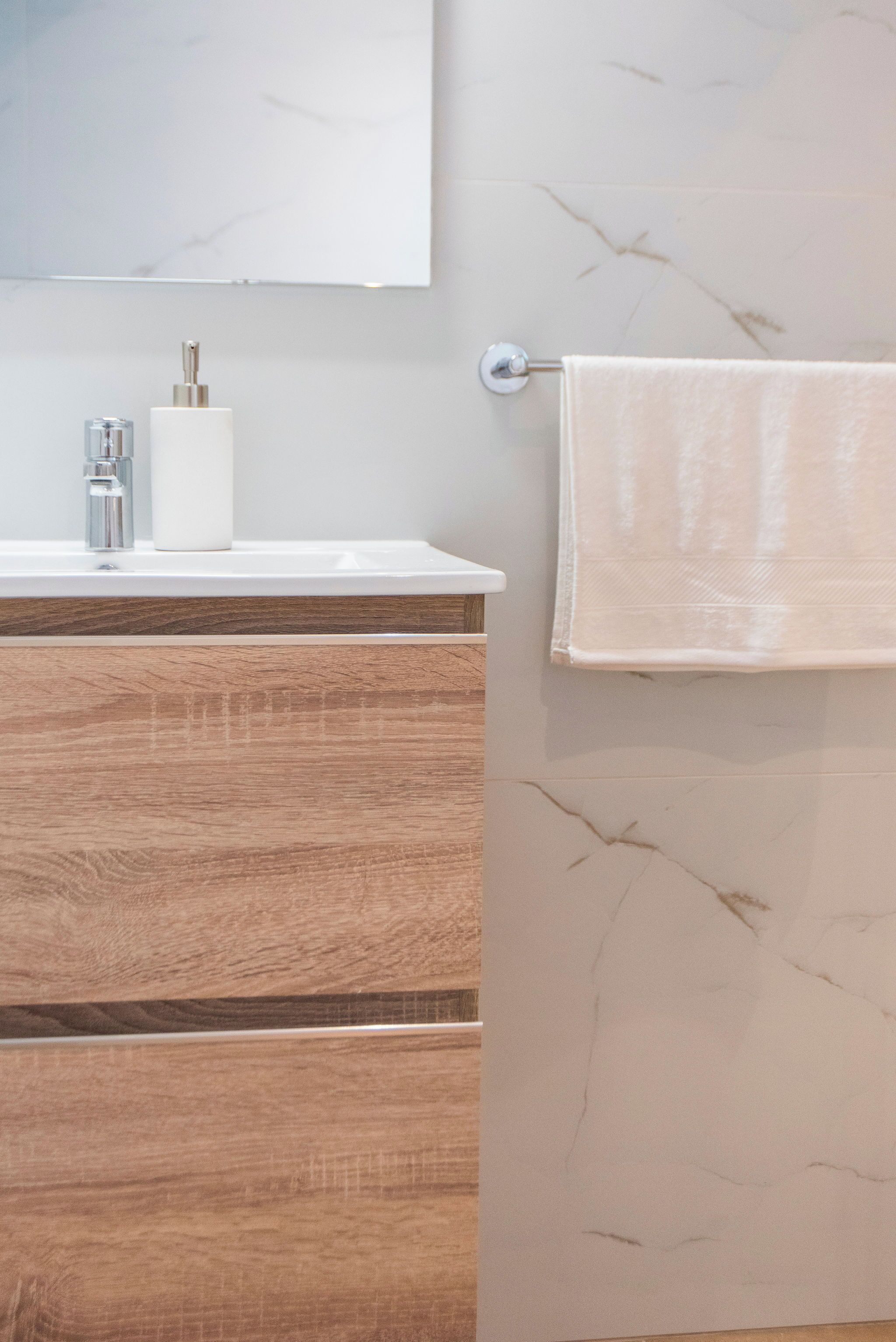 Een douche, gratis toiletartikelen, handdoeken, zeep