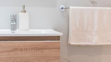 Een douche, gratis toiletartikelen, handdoeken, zeep