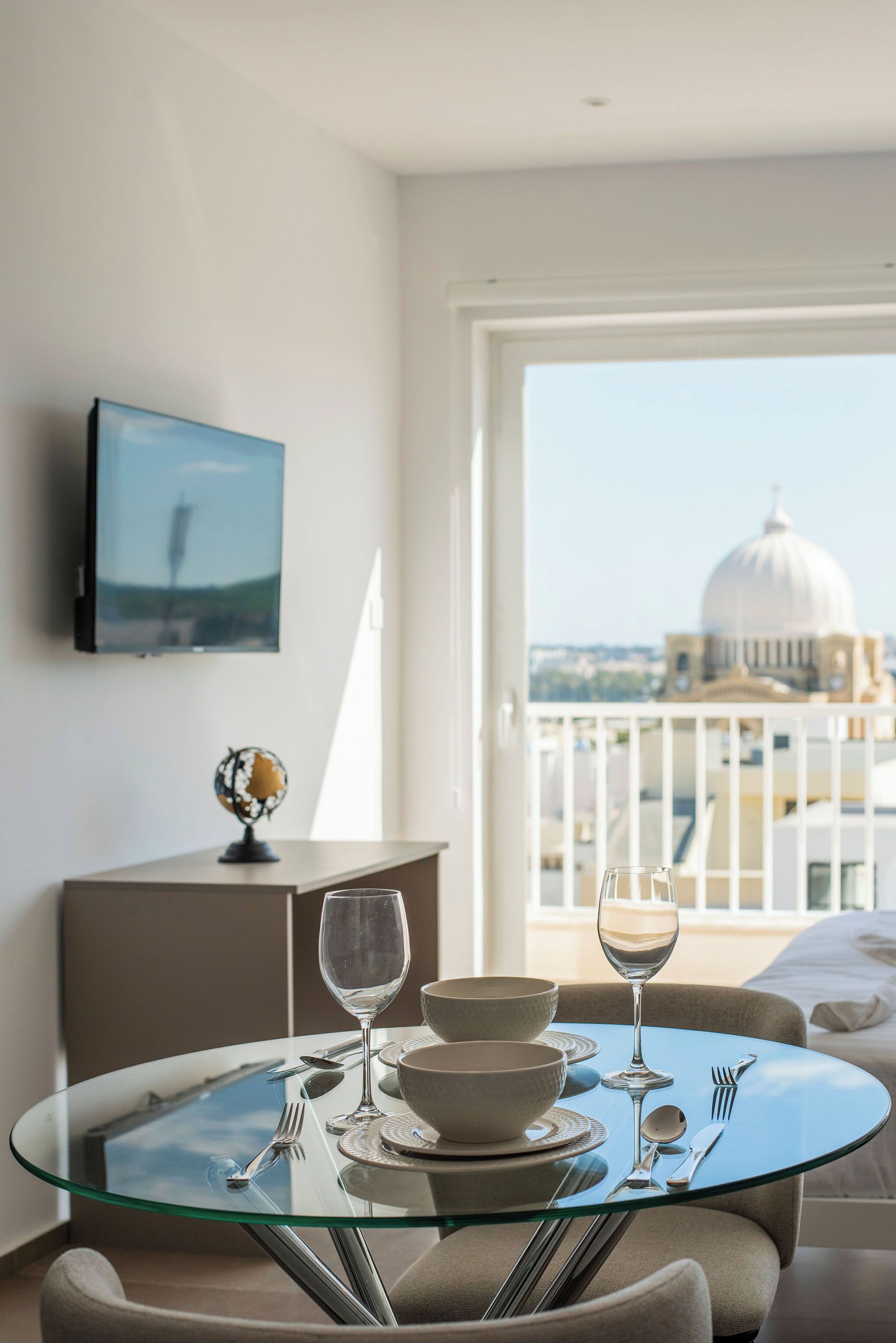 Escritorio, espacio para trabajar con laptop y cortinas blackout 