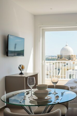 Bureau, espace de travail pour ordinateur portable, rideaux occultants