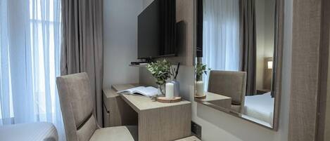 Departamento Deluxe, balcón, vista a la ciudad | 1 habitación, escritorio y espacio para trabajar con laptop