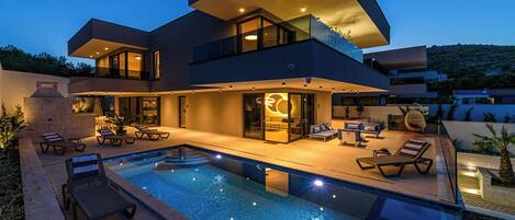 Villa (4 Bedrooms) | Exterior