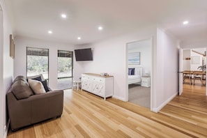 6 bedrooms, desk, free WiFi, bed sheets