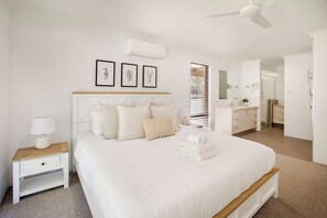 4 bedrooms, desk, free WiFi, bed sheets