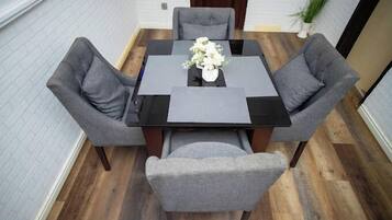 Apartamento família, sacada, vista para a cidade | Sala de jantar