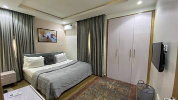 Apartamento família, sacada, vista para a cidade | 1 quarto, cofres nos quartos, escrivaninha