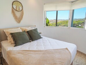 4 عدّة غرف نوم ومكواة/لوح كي وواي فاي مجانًا وملاءات أسرّة