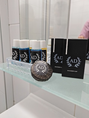 Douche, articles de toilette gratuits, sèche-cheveux